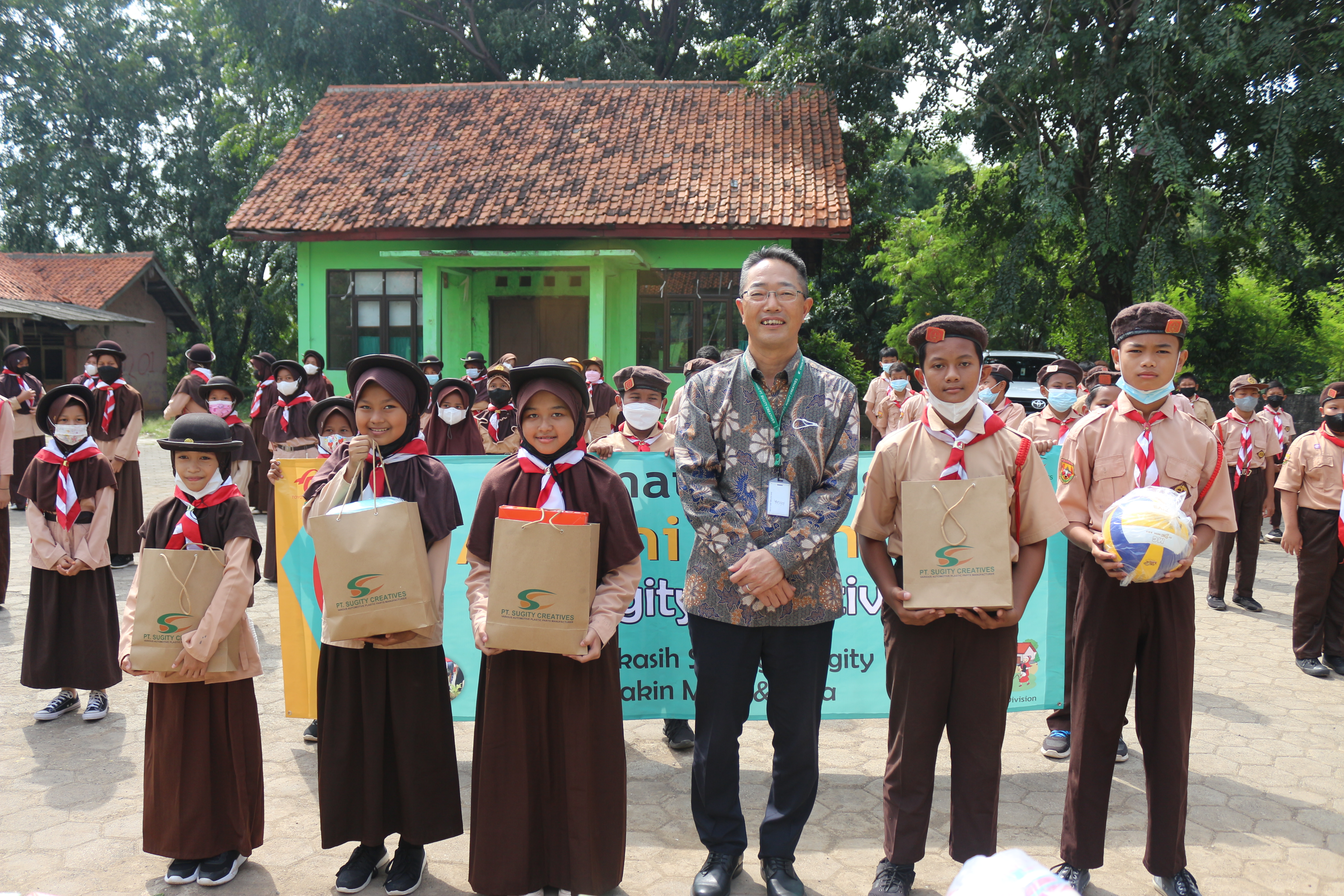 Penyerahaan Alat tulis dan Fasilitas Sekolah